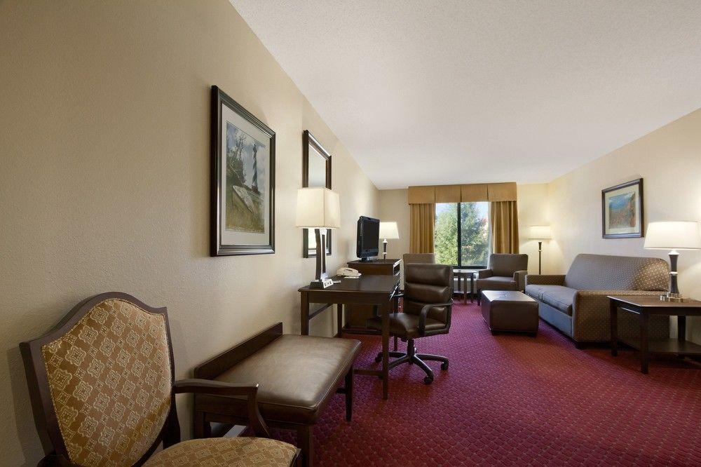 Spark By Hilton Greensboro Esterno foto